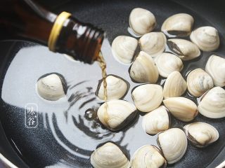 3、芙蓉塔,蛤蜊放入锅内，放入水，少许料酒，盐，煮到开壳后捞起备用;