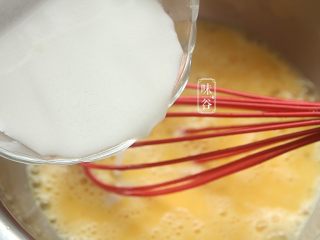 4、芙蓉塔,鸡蛋打散，倒入牛奶;