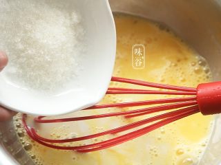 5、芙蓉塔,倒入白糖继续搅拌;