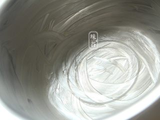 6、芙蓉塔,找一个大点的盆抹上一层黄油；