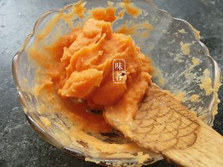 8、芙蓉塔,蒸好的番薯剥皮后压碎，倒入少许牛奶，压成番薯泥，再过一次筛，让番薯泥细腻一些;