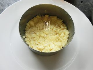 9、芙蓉塔,用一个磨具，先放一层鸡蛋碎，放多点然后压紧实;