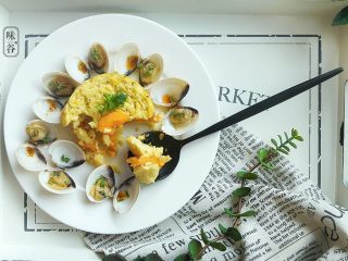 11、芙蓉塔,把煮熟的蛤蜊放在旁边，淋上少许辣椒油，最后洒上葱花，用少许红薯泥摆在蛋层上面装饰，洒上黑椒碎即可。