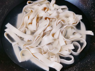 2、水煮千张,再烧开水焯一下水