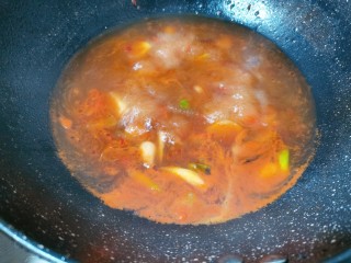 7、水煮千张,再加入食用盐,生抽,白醋,白糖,鸡精,再倒入适量清水烧开