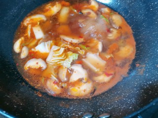 8、水煮千张,再下香菇片和白菜下去煮