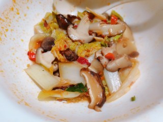 9、水煮千张,煮5分钟后把配菜都捞出来放碗底