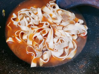 10、水煮千张,锅里留汤,烧开后,再把千张放下去煮