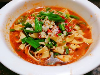 15、水煮千张,另起锅烧油,油开后再浇上去