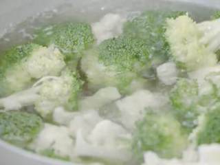 3、麻辣香锅,烧水，倒入少许色拉油、盐，加西兰花、花菜