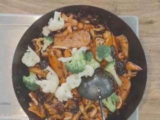 12、麻辣香锅,加酱油、盐、炸虾、木耳、鱿鱼圈、午餐肉、香菇、胡萝卜、墨鱼丸、脆皮肠、西兰花、花菜、魔芋结，翻炒