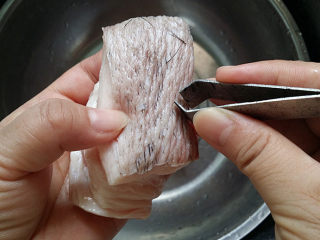 2、糖醋五花肉,将五花肉洗净