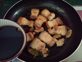 11、糖醋五花肉,待水汁不多时倒入刚调好的糖醋汁,加盖大火