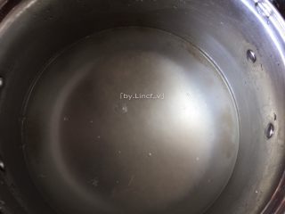 1、浓汤皮蛋瘦肉粥,先将大米洗净后放入锅中，加入适量清水煮