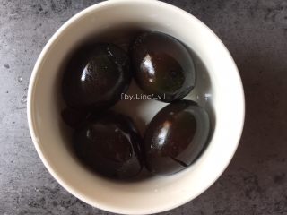 2、浓汤皮蛋瘦肉粥,煮粥时可先将皮蛋去壳