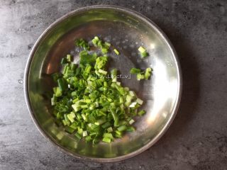 4、浓汤皮蛋瘦肉粥,香葱洗净后切成葱花待用