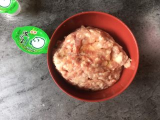 5、浓汤皮蛋瘦肉粥,肉沫放入大碗中，加入适量食用油