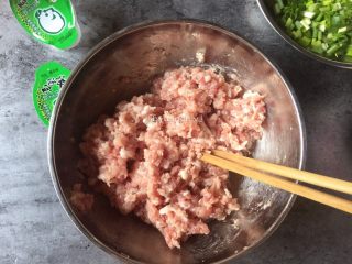 6、浓汤皮蛋瘦肉粥,搅拌均匀待用