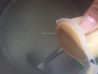 7、浓汤皮蛋瘦肉粥,待粥煮开至米粒快要开花时加入一块家乐浓汤宝（家乐浓汤宝主要是用猪骨熬制而成，加了浓汤宝相当于用高汤煲制而成），继续煲煮至米粒开花