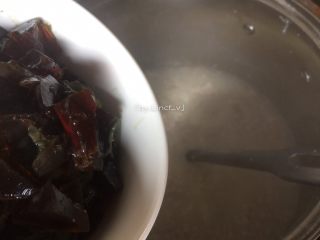 9、浓汤皮蛋瘦肉粥,再加入切小的皮蛋煮开