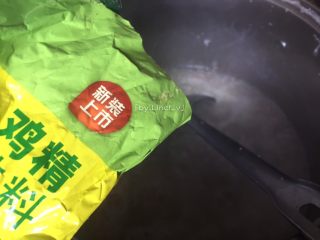11、浓汤皮蛋瘦肉粥,加入少许鸡精（可不加）