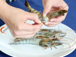 5、明虾沙拉,明虾去外壳