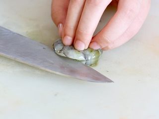 7、明虾沙拉,延虾尾基线剖开 去虾线