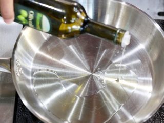 8、明虾沙拉,加入橄榄油