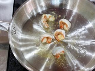 9、明虾沙拉,放入明虾尾 油煎