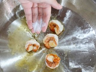 11、明虾沙拉,加入适量盐