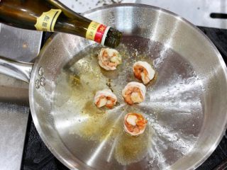 12、明虾沙拉,加入白葡萄酒 烧熟备用