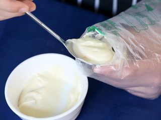 13、明虾沙拉,沙拉放入裱花袋 