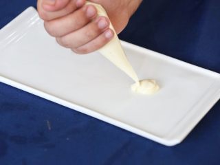 14、明虾沙拉,挤到盘子上 做出好看的造型