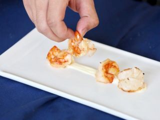 15、明虾沙拉,放上烧好的明虾