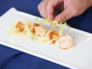 17、明虾沙拉,摆到餐盘上去