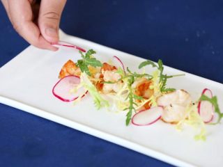 19、明虾沙拉,放入盘中去