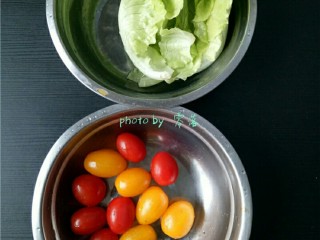 3、米饼沙拉,圣女果,生菜洗净后用凉白开浸泡片刻,沥干水分;