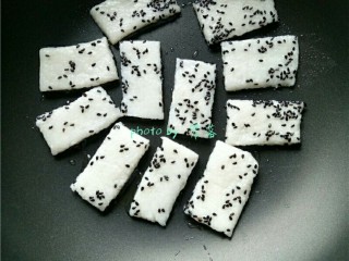 11、米饼沙拉,将米饼放进平底锅,开中小火;