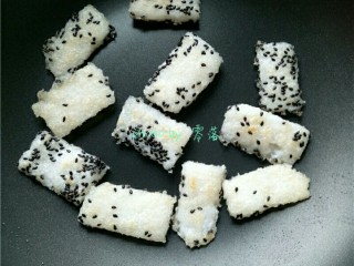 12、米饼沙拉,观察米饼表面煎黄后,即可关火;如果喜欢脆、硬一点的口感,可以再煎一会;