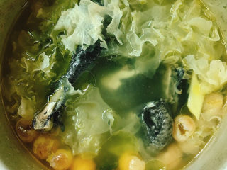 7、银耳元肉乌鸡汤,大火烧开转中小火煲1小时