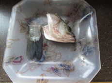 1、香辣鲈鱼,鲈鱼治净，斩下头尾备用