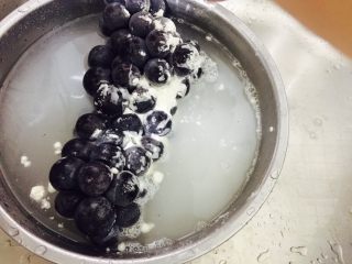 2、葡萄????果酱,加入面粉 耐心清洗 因为一会要用到皮