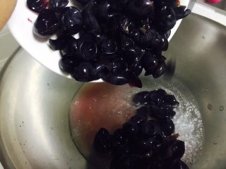 6、葡萄????果酱,下入 葡萄皮 小火煮5分钟