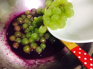 8、葡萄????果酱,加入 葡萄肉