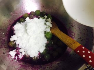 9、葡萄????果酱,加入 200克糖