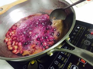10、葡萄????果酱,大火烧开 中小火煮  打去浮沫