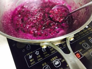 11、葡萄????果酱,汤汁 略微浓稠 就好 因为凉了 水果本身的果胶会自然凝结