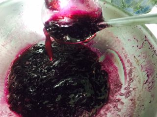 12、葡萄????果酱,略微放凉 看到了吗 浓浓的果酱