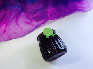 15、葡萄????果酱,装入 消过毒的瓶子里 冰箱冷藏 可以吃上一个月不坏