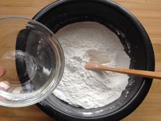 3、重阳糕,边倒水边搅拌